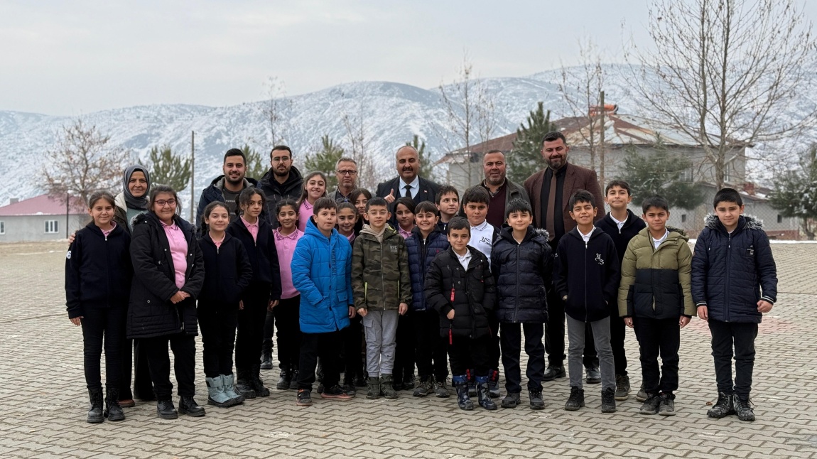 İyilik Timi Öğrencilerimiz Tombak Ortaokulu Ziyaretinde