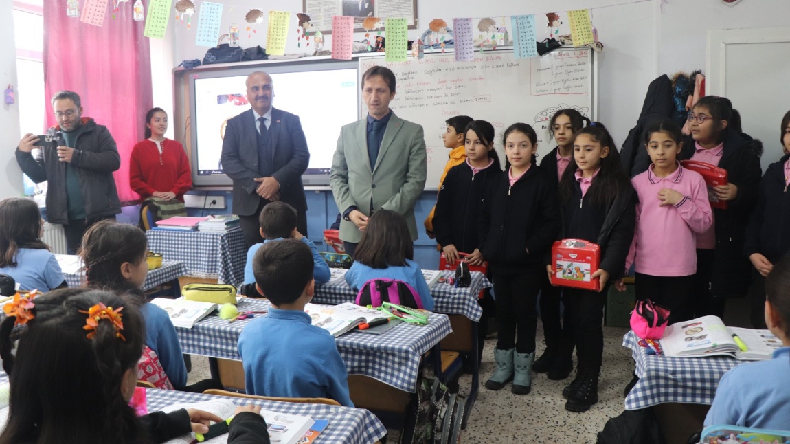 İyilik Timi Öğrencilerimiz Ericek Şehit Elhas Esendere Ortaokulu Ziyaretinde